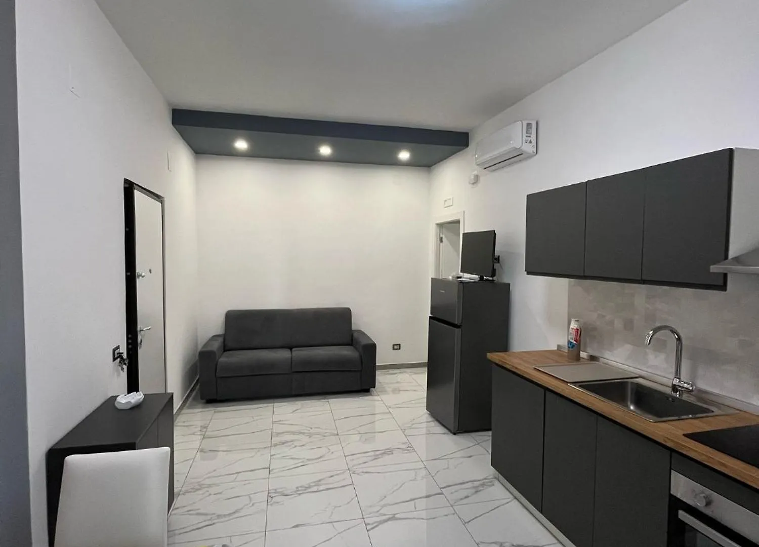 Carelli 9 Apartments 3 Naples