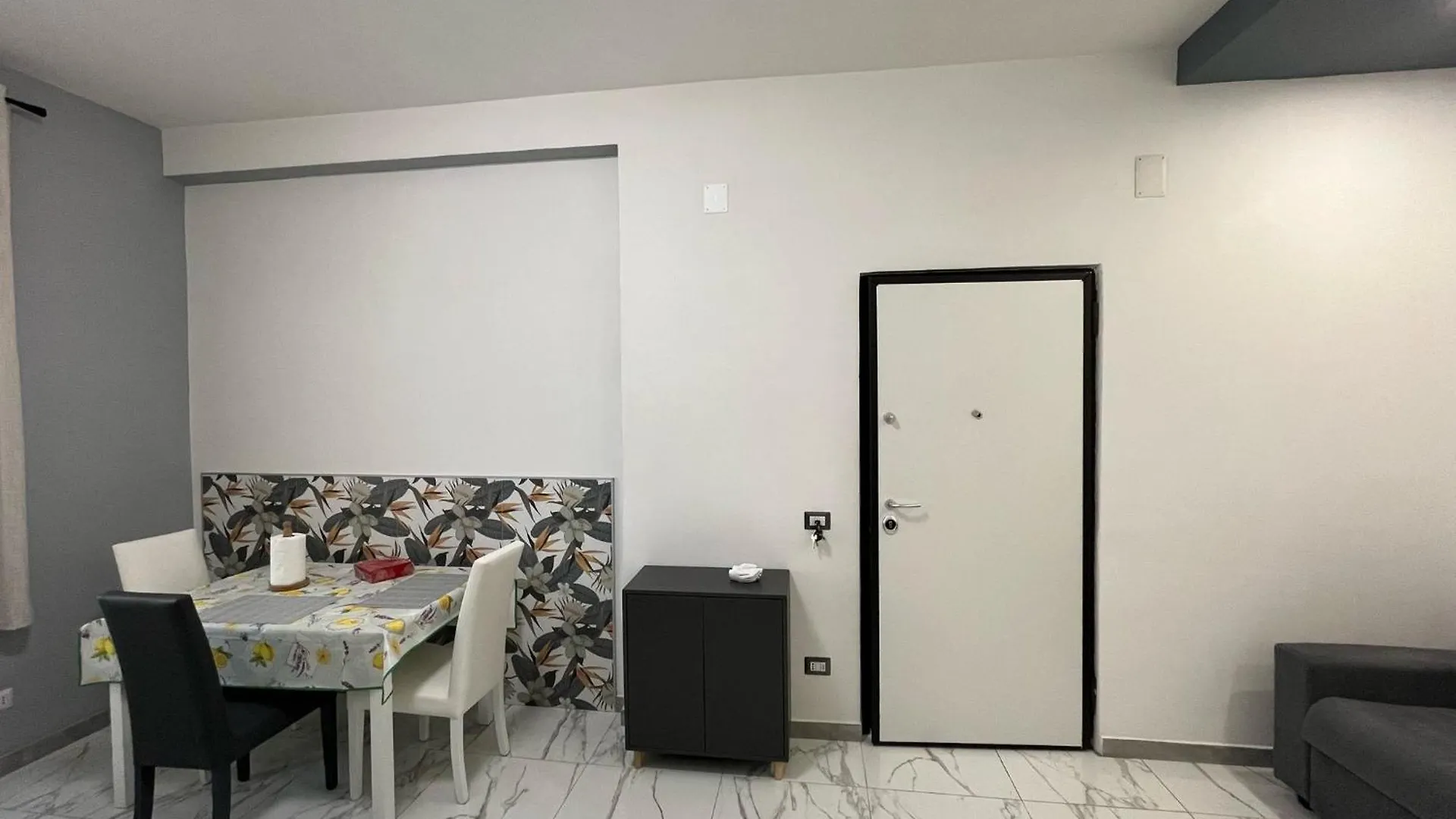 Carelli 9 Apartments 3 Naples